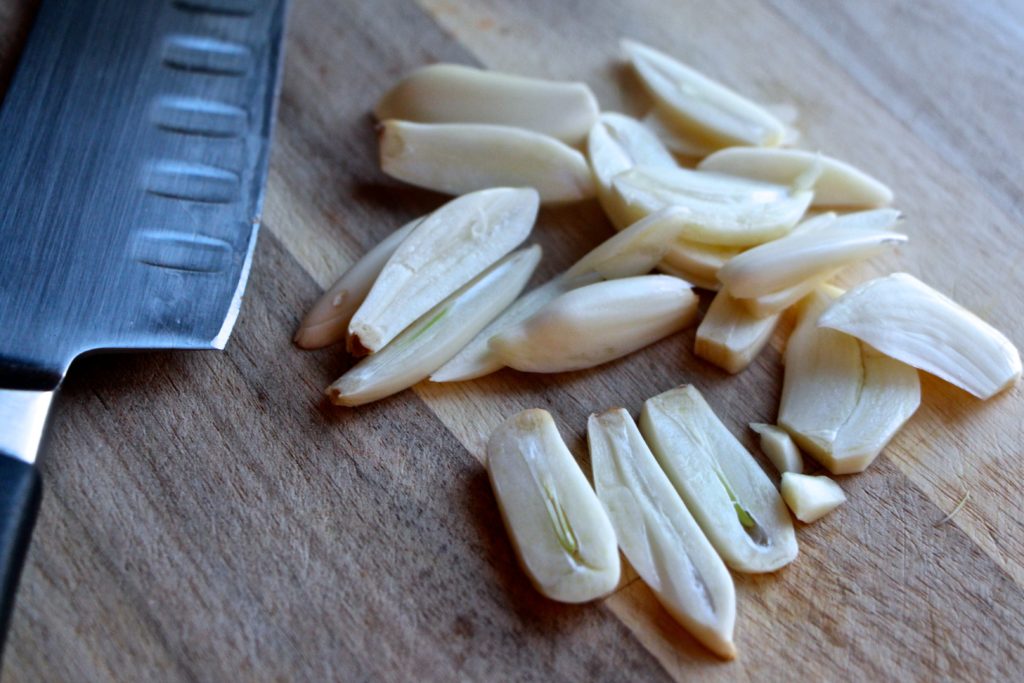 sliced garlic